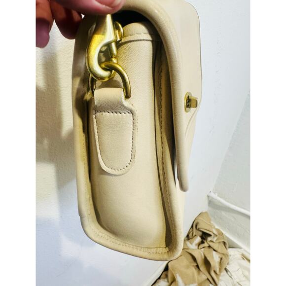 Vintage COACH 9870 Ivory Leather Court Brass Turn Lock Crossbody Strap Bag - Picture 8 of 13